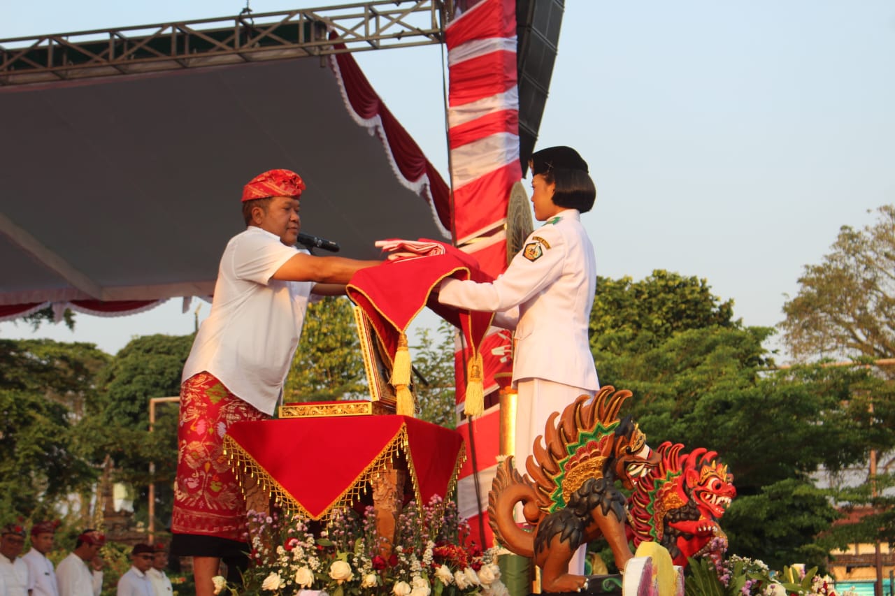 Bupati Sedana Arta Pimpin Apel Penurunan Bendera HUT ke-81 RI di Alun-Alun Bangli