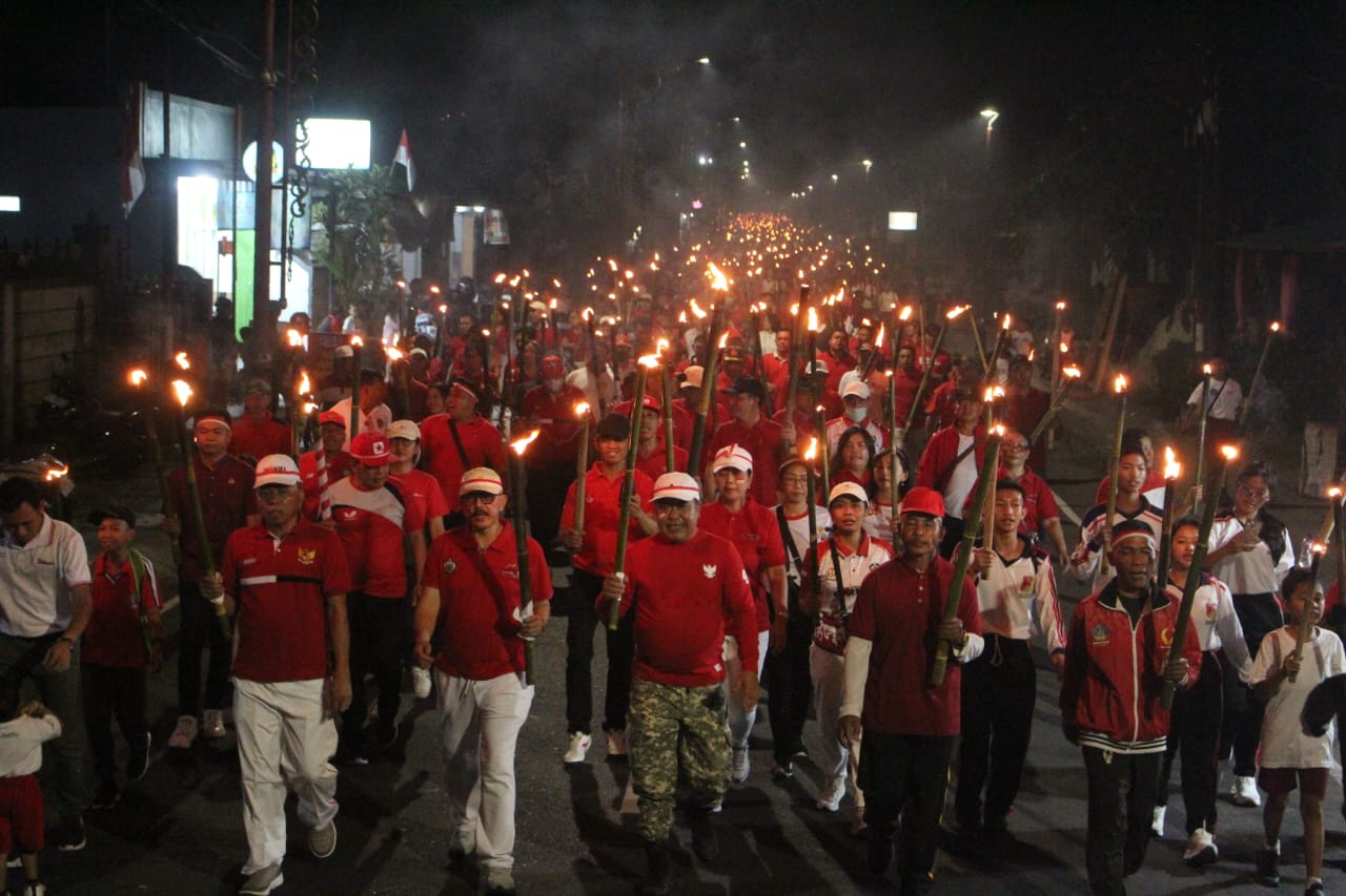 Semarak HUT ke-81 RI di Bangli: Ribuan Warga dan ASN Gelar Pawai Obor, Bikin Formasi Angka 81